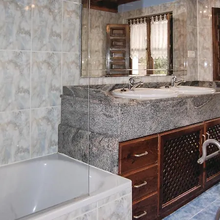 Three-bedroom Holiday In El Cueto